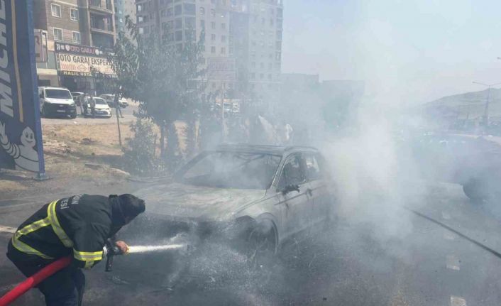 Mardin’de seyir halindeki otomobil yandı