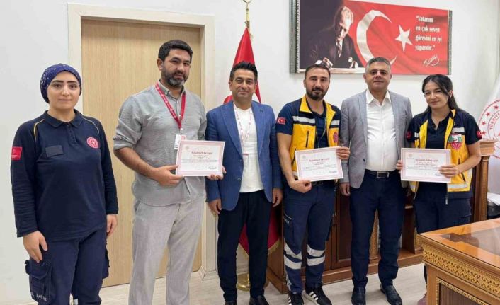 Mardin’de yangına müdahale ederek takdir toplayan sağlıkçılar ödüllendirildi