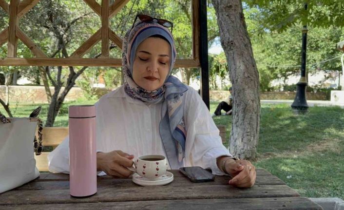 Mardinliler kavurucu sıcaklara rağmen çaydan vazgeçmiyor