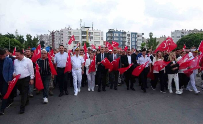 Mersin’de 15 Temmuz anma yürüyüşü düzenlendi, demokrasi nöbeti tutuldu