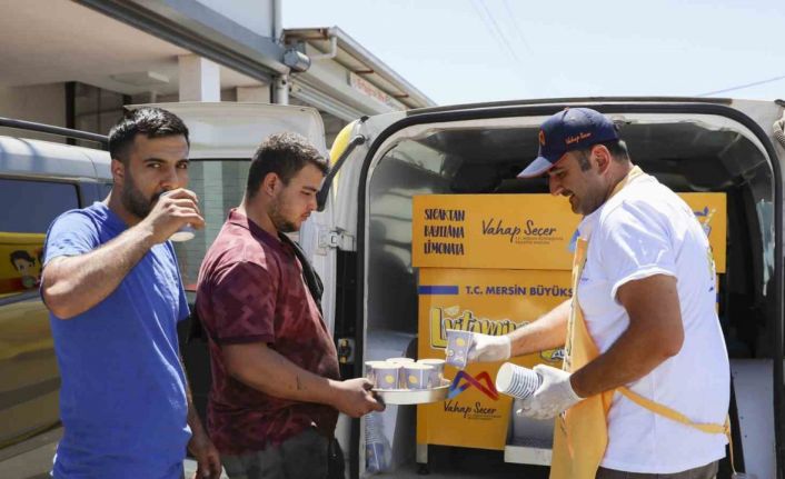 Mersin’de emekçilere 120 bin bardak limonata dağıtıldı