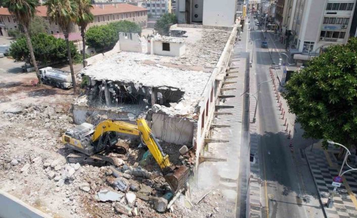 Mersin’de eski öğretmenevinin yıkımı gerçekleştirildi