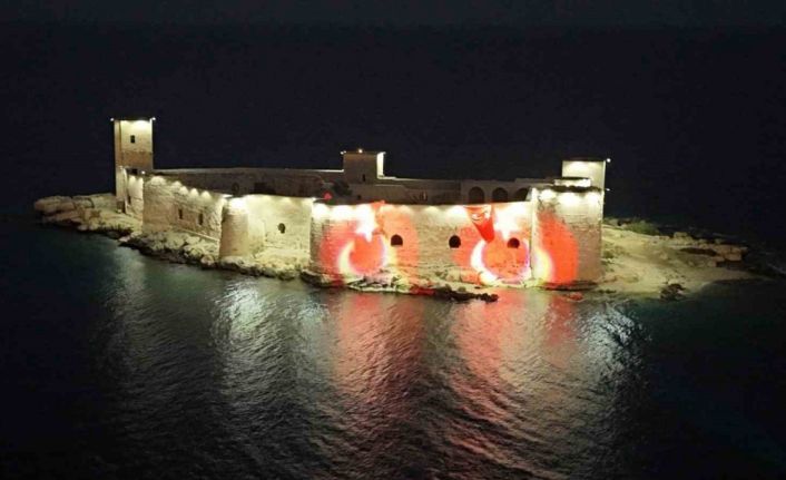 Mersin’in simgesi Kızkalesi ’Ay Yıldızla’ aydınlandı