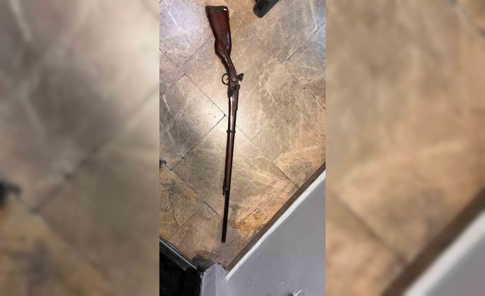 Metroda tavşan kostümü ve oyuncak tüfekle gezen şahıs yakalandı