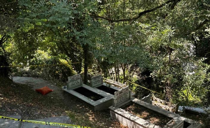 Mezarda bal mumundan yapılmış bebek ve bebeğe sarılı muska bulundu