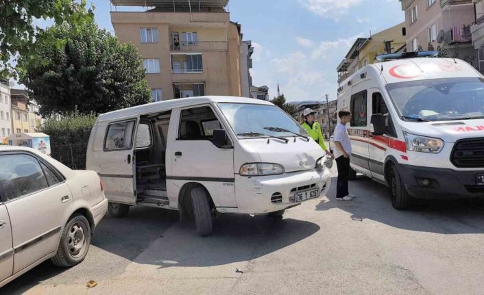 Minibüs ile motosiklet çarpıştı: 2 yaralı