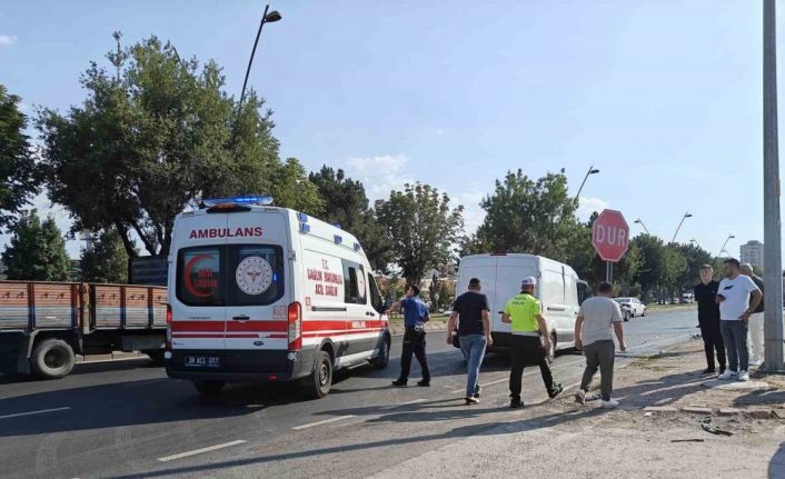 Minibüs kamyona arkadan çarptı: 1 yaralı