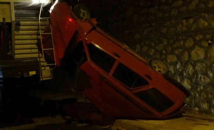 Minibüsle çarpışan araç 5 metre yükseklikten aşağı uçtu: 1 yaralı