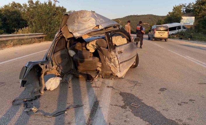 Minibüsle çarpışan otomobil ikiye bölündü: 11 yaralı