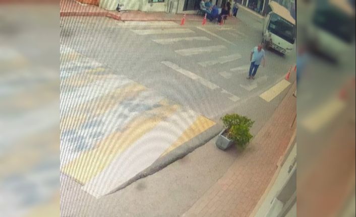 Minibüsün altında kalan yaşlı adam ağır yaralandı