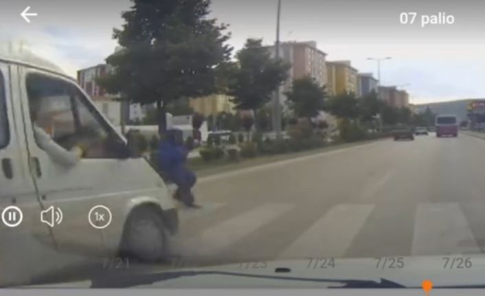 Minibüsün çarptığı yaya yaralandı: O anlar kamerada