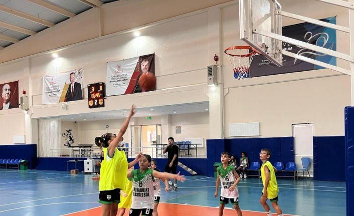 Minikler basketbol turnuvasında ter döktü