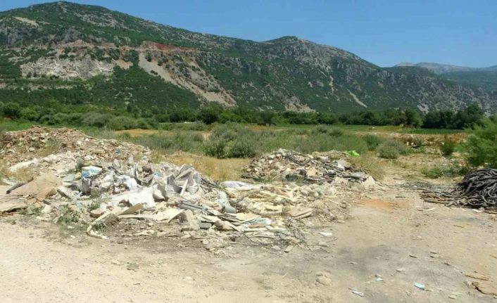 Moloz yığınları Karabağlar Yaylası’nı tehdit ediyor