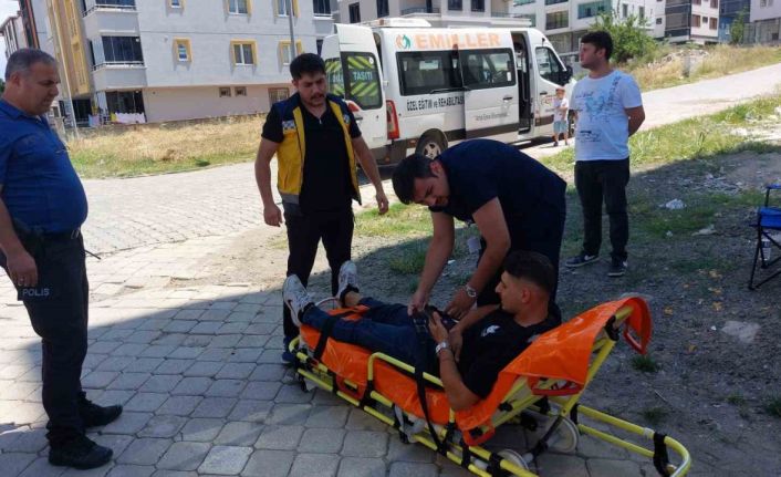 Motosiklet ile hasta servis minibüsü çarpıştı: 1 yaralı