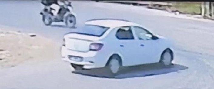 Motosiklet ile otomobilin çarpıştığı kaza kamerada