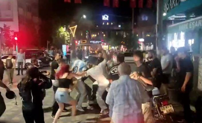 Motosiklet sürücüsü ile yaya arasında çıkan kavgada tekme ve yumruklar havada uçuştu