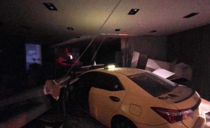 Motosiklete çarpan ticari taksi mağazaya daldı: 1 yaralı