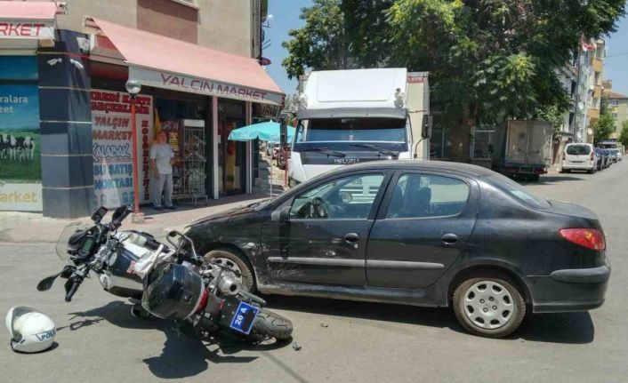 Motosikletli polis aracına otomobil çarptı