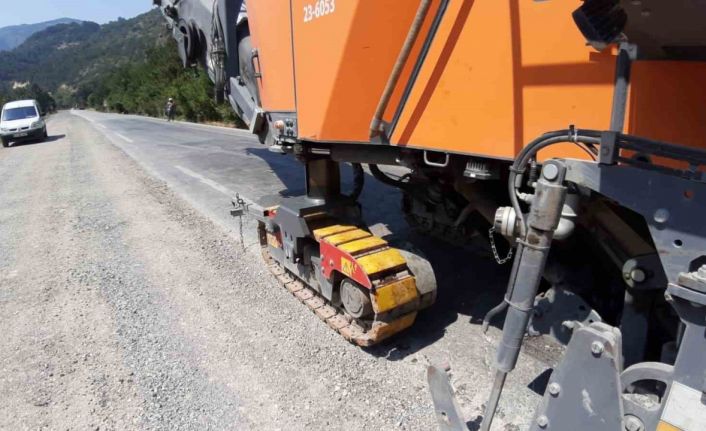 Mudurnu-Akyazı kara yolunda sıcak havaya rağmen asfalt mesaisi