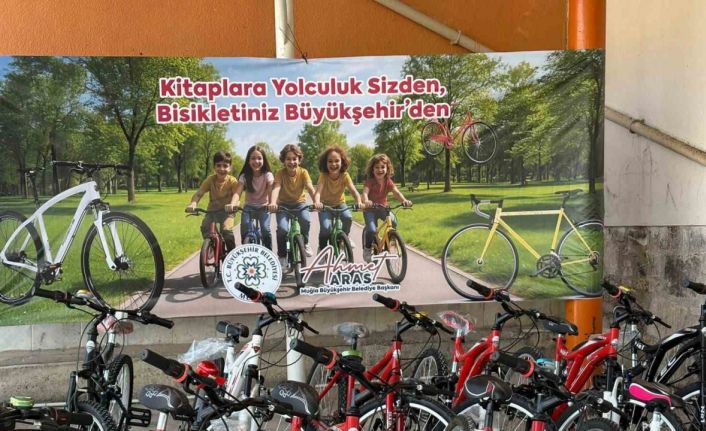 Muğla Büyükşehir Belediyesi kitap okuyan çocukları sevindirdi