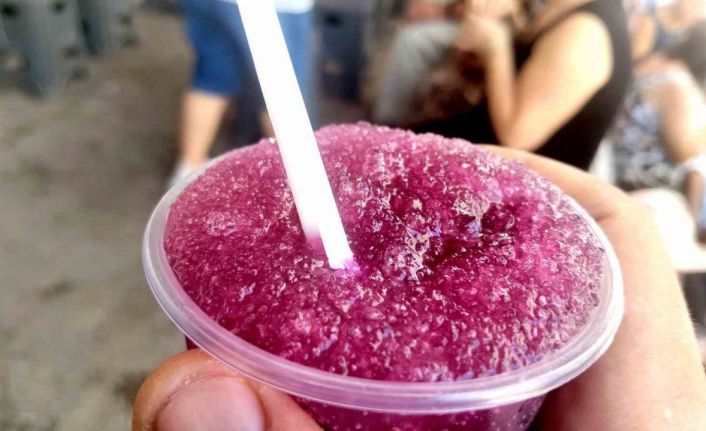 Muğla’da sıcaktan bunalan vatandaşlar kar helvasıyla serinliyor