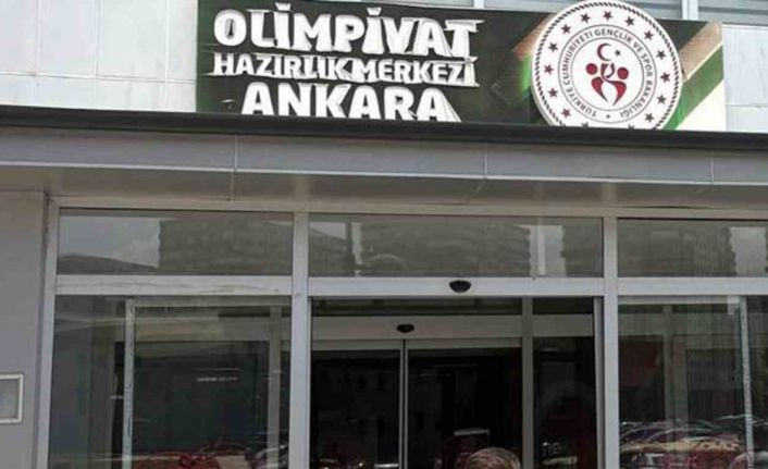 Muğlalı işitme engelli yüzücü Akpınar, Milli Takım kampında