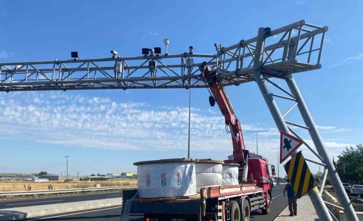 Muratlı’da vinç otoyol plaka tanıma sitemi direğine çarptı