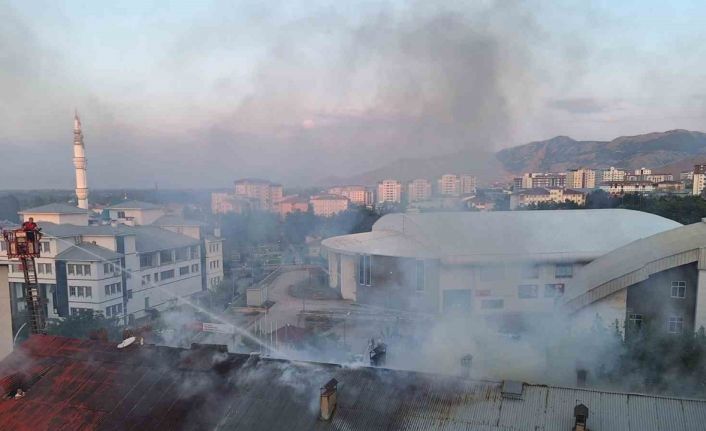 Muş’ta çatı yangını paniğe neden oldu