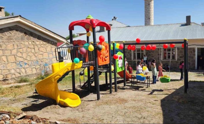 Muş’ta köye şehit Öğretmen Necmettin Yılmaz adına oyun parkı yapıldı