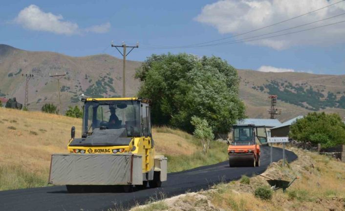Muş’ta sıcak asfalt mesaisi