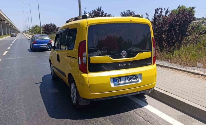 Müşteri almak için duran taksiye çarptı: 1 yaralı