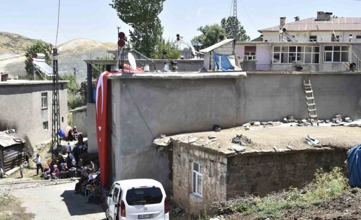 Mutki’de şehidin evine Türk bayrağı asıldı