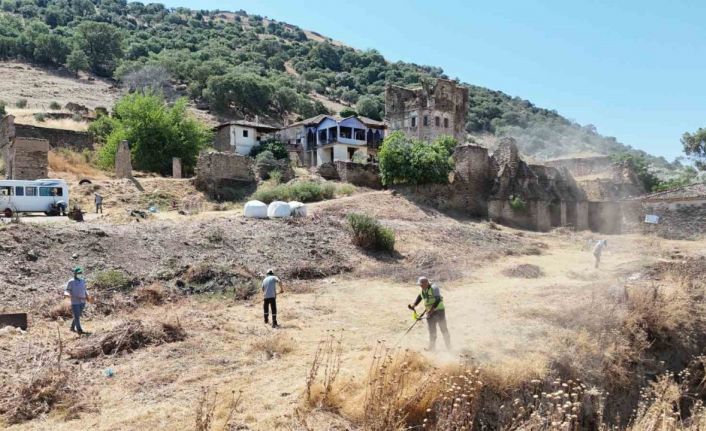 Nazilli Belediyesi’nden Arpaz Kalesi’nde temizlik çalışması