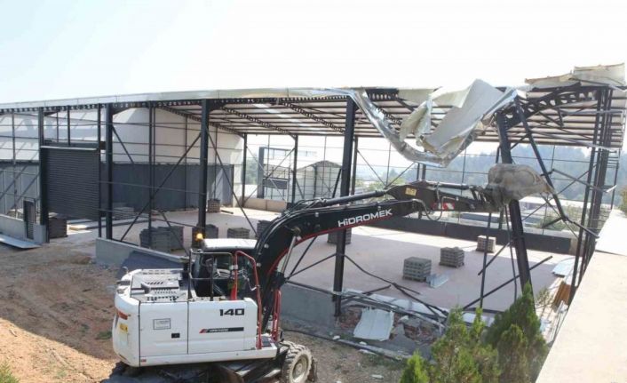 Nilüfer’de iki kaçak yapı yıkıldı