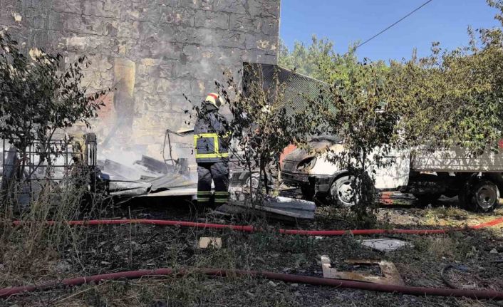 Odunlukta çıkan yangın, apartman ve kamyonete sıçradı