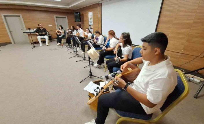 Öğrencilerin düzenlediği gitar konseri büyük beğeni topladı
