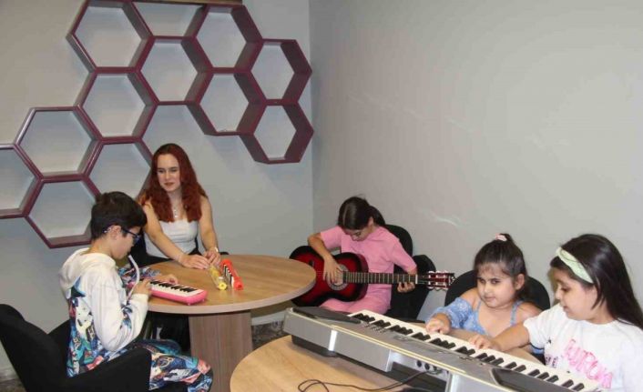 Öğrencilerinin karanlık dünyasını müzikle aydınlatıyor