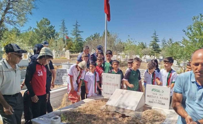 Öğretmen; Çanakkale’den getirdiği toprağı gazilerin mezarlarına bıraktı