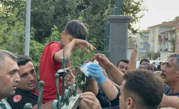 Okul bahçesine girmek isterken koluna demir saplandı, hastaneye demirle kaldırıldı