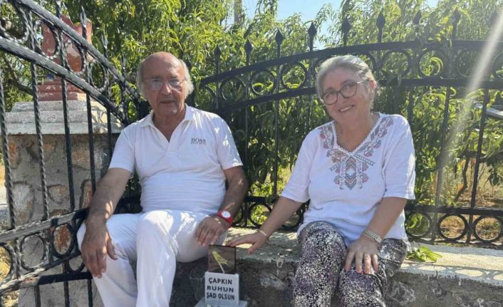 Ölen muhabbet kuşu için mermerden mezar yapıp gömdüler