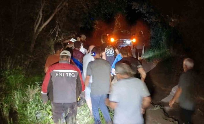 Oltu’da otomobil sel sularına kapıldı: Sürücü araçtan atladı, eşi sürüklendi