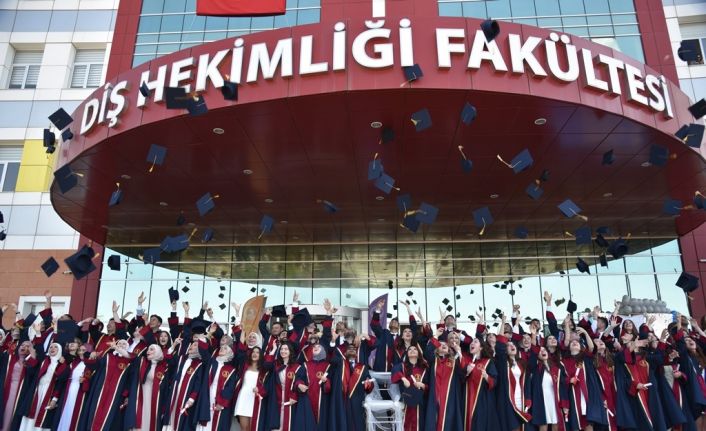 OMÜ Diş Hekimliği Fakültesi’nde mezuniyet sevinci