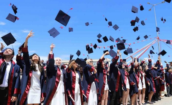 OMÜ Hukuk Fakültesi’nde mezuniyet coşkusu