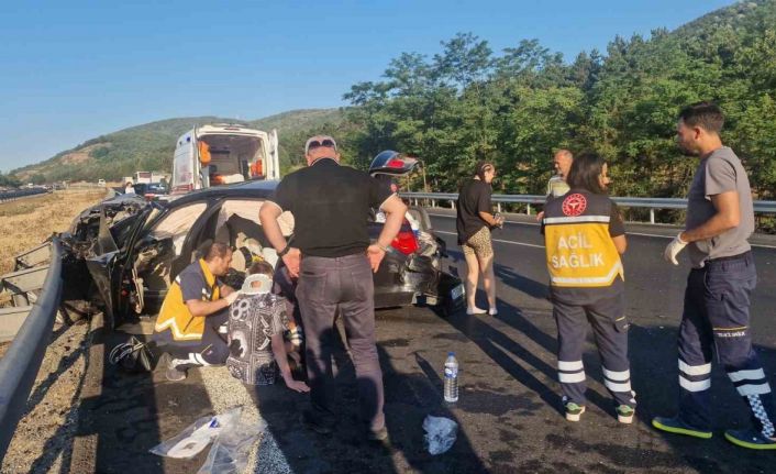 Önce kamyona sonra bariyere çarptı 5 yaralı