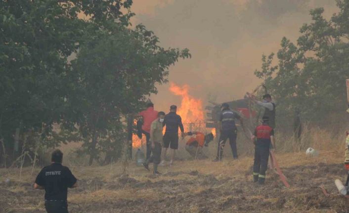 Orman yangının evlere sıçramaması için yoğun mücadele veriliyor
