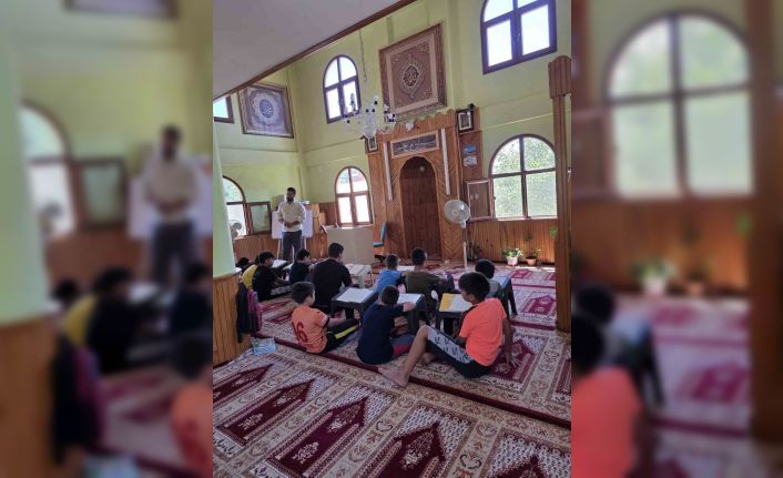 Örnek imam, hem çocukların gönlünü kazanıyor hem de Kur-an eğitimi veriyor