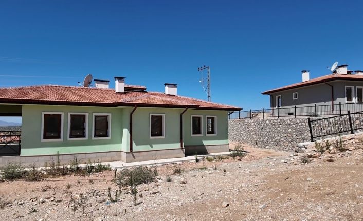 Osmaniye’de yapımı tamamlanan 89 köy evinin anahtar teslimi yapıldı