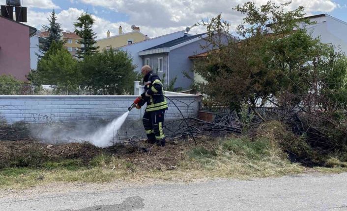 Otluk alanda çıkan yangın evlere sıçramadan kontrol altına alındı
