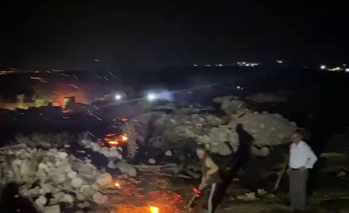 Otluk alanda çıkan yangın saman balyalarına sıçradı