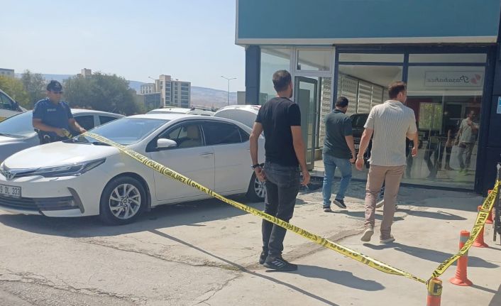 Oto galeriye silahlı saldırı: 1 yaralı